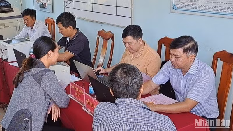 Người dân huyện Đắk R'Lấp được tổ một cửa hành chính công của huyện hướng dẫn thực hiện thủ tục hành chính điện tử thông qua phần mềm thử nghiệm cơ sở dữ liệu đất đai.