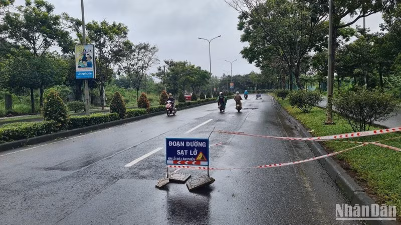 Chính quyền địa phương cũng giăng dây, cắm bảng cấm toàn bộ phương tiện lưu thông trong làn đường dành cho xe thô sơ.