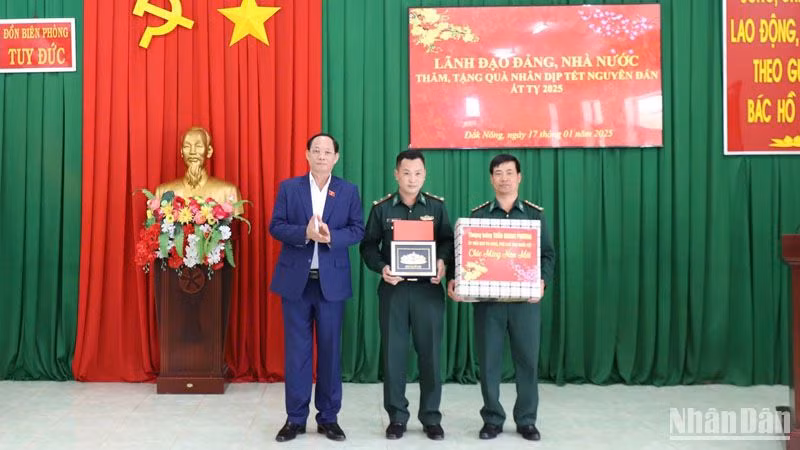 Phó Chủ tịch Quốc hội Trần Quang Phương thăm, chúc Tết cán bộ, chiến sĩ Đồn Biên phòng Tuy Đức, Bộ Chỉ huy Bộ đội Biên phòng tỉnh Đắk Nông.