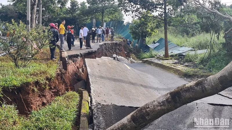 Khu vực này xuất hiện 1 lỗ rỗng đất đã sụp lộ thiên, có nước chảy ngang qua theo hướng từ núi đá sang vị trí sạt lở. Đường kính lỗ rỗng khoảng 1,5m; sâu khoảng 3,5m so với mặt đường.