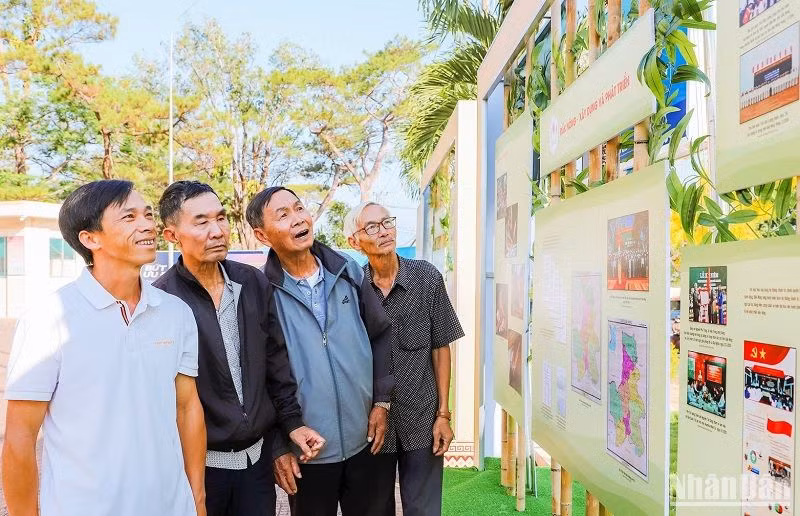 Người dân Đắk Nông và du khách tham quan Triển lãm Lịch sử hình thành, các thành tựu chính trị, kinh tế, xã hội, an ninh, quốc phòng của Đắk Nông sau 20 năm tái lập.