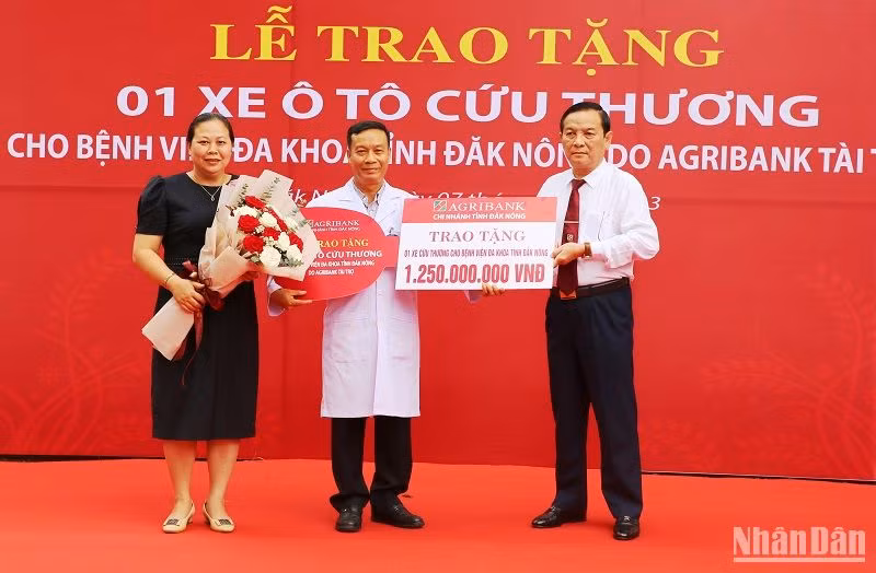 Bệnh viện đa khoa tỉnh Đắk Nông tiếp nhận xe cứu thương do Ngân hàng Nông nghiệp và Phát triển nông thôn, chi nhánh Đắk Nông trao tặng.