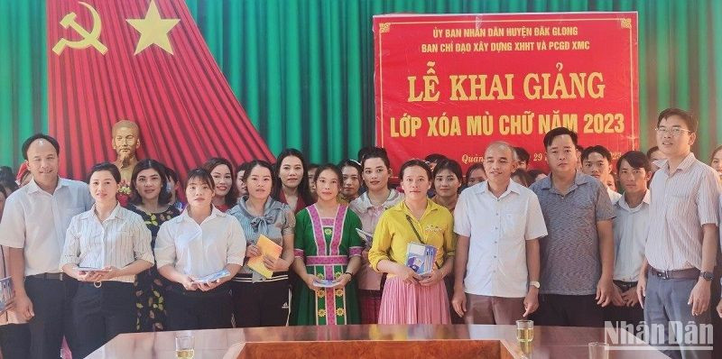 Khai giảng 21 lớp xóa mù chữ cho 530 học viên là người dân tộc thiểu số huyện Đắk Glong, tỉnh Đắk Nông.