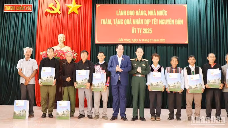 Phó Chủ tịch Quốc hội Trần Quang Phương thăm, chúc Tết cán bộ, chiến sĩ, công nhân viên, người lao động và nhân dân trong vùng dự án Trung đoàn 720, Binh đoàn 16.