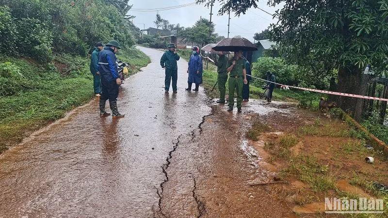 Hiện đang có mưa vừa và mưa to ở nhiều địa phương tại Đắk Nông, trong khi đó các điểm sụt trượt, nứt gãy mặt đất liên tục xuất hiện gây khó khăn trong công tác ứng phó thiên tai.