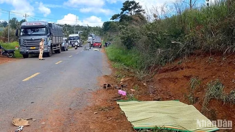 Hiện trường vụ tai nạn khiến 2 người chết tại chỗ trên Quốc lộ 28, đoạn đi qua xã Quảng Sơn, huyện Đắk Glong, tỉnh Đắk Nông.