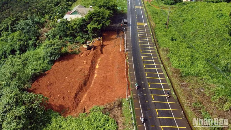Một trong số các điểm san lấp mặt bằng trái phép trên đường Hồ Chí Minh đoạn qua xã Quảng Tín, huyện Đắk R'lấp, tỉnh Đắk Nông bị sụt lún, sạt trượt.