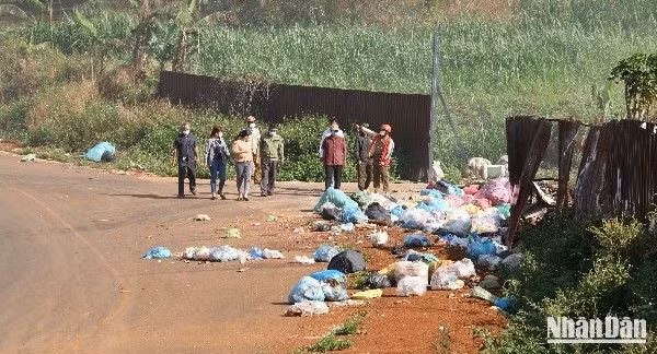 Có những bãi xử lý rác thải quy hoạch đã rất lâu nên không còn phù hợp, ảnh hưởng đến đời sống, sức khỏe khiến người dân phản ứng trái chiều.