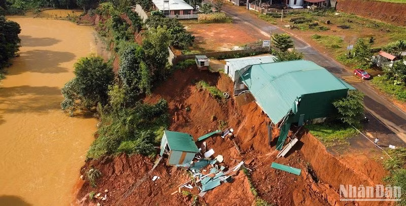 Hiện đã xuất hiện các vết nứt chạy dọc giữa mặt đường nhựa. Các đơn vị, địa phương đã tiến hành khảo sát để đưa ra phương án ứng phó tiếp theo.
