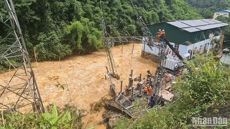 Các lực lượng chức năng tập trung di dời, khắc phục hậu quả do mưa lũ tại Nhà máy thủy điện Đắk Nông 2