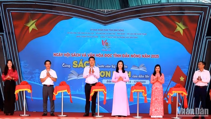 Lãnh đạo tỉnh Đắk Nông và các đại biểu tham dự thực hiện nghi thức Khai mạc Ngày hội Sách và Văn hóa đọc tỉnh Đắk Nông năm 2025.