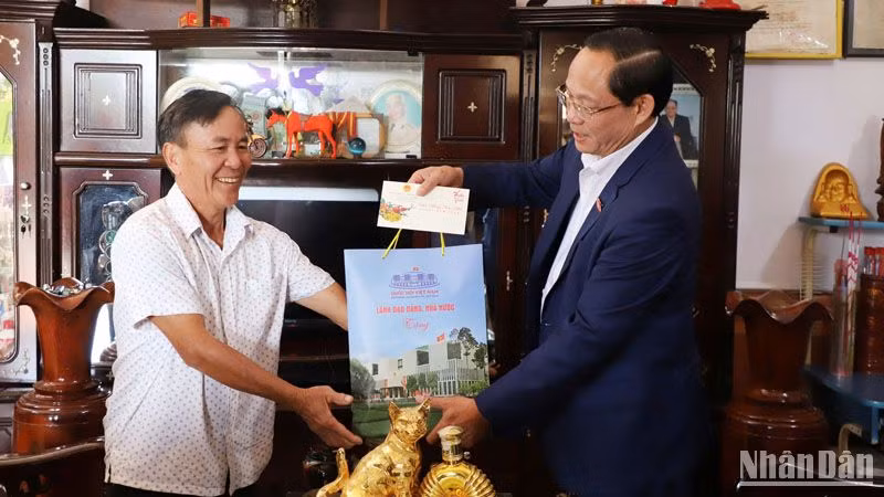 Phó Chủ tịch Quốc hội Trần Quang Phương thăm, chúc Tết gia đình cựu chiến binh Trần Văn Lộc, (gia đình có 9 liệt sĩ và 2 Mẹ Việt Nam Anh hùng) đang sinh sống tại thị trấn Kiến Đức, huyện Đắk R'Lấp, tỉnh Đắk Nông.