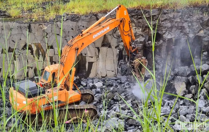 Tổng số tiền xử phạt vi phạm khai thác khoáng sản trái phép 56 vụ lũy kế từ năm 2021 đến nay là hơn 2,7 tỷ đồng.