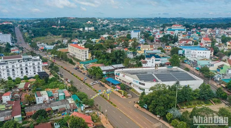 Nhiều khu vực đất công bán đấu giá, cho thuê tại trung tâm thành phố Gia Nghĩa, tỉnh Đắk Nông đã phát huy hiệu quả, góp phần tạo đà kích thích kinh tế trong khu vực phát triển. Nhiều khu vực đất công bán đấu giá, cho thuê tại trung tâm thành phố Gia Nghĩa, tỉnh Đắk Nông đã phát huy hiệu quả, góp phần tạo đà kích thích kinh tế trong khu vực phát triển.