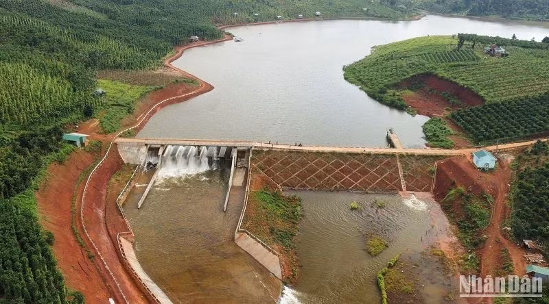 Hồ chứa nước Đắk N’Ting hiện đang xảy ra sự cố có nguy cơ cao vỡ đập, làm ảnh hưởng đến đời sống và tài sản của hàng chục hộ dân vùng hạ lưu.