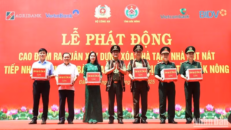 Thứ trưởng Công an Phạm Thế Tùng trao tặng quà cho các lực lượng tham gia thực hiện chương trình.