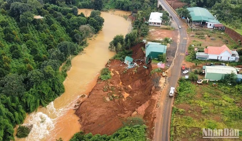 Sở Giao thông vận tải Đắk Nông nhận định, nguy cơ sạt lở nền, mặt đường là khá cao nên đề nghị thành phố Gia Nghĩa rào chắn, cắm biển cảnh báo.