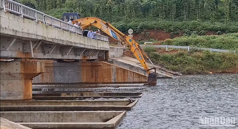 Cắt để hạ thấp độ cao 2/5 ngưỡng tràn xả lũ Hồ chứa nước Đắk N’Ting, nhằm giảm mực nước đang tích trong hồ. Đây là một phương án ứng phó khẩn cấp để đảm bảo đảm an toàn trước nguy cơ cao vỡ thân đập.
