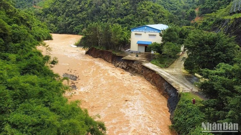 Sân bê tông trước nhà máy thủy điện Đắk R'Tih bậc trên bị sạt lở khoảng 300 m2 (sâu khoảng 10m), đến cuối chiều 31/7 khu vực sạt lở đã đến vách nền đá gốc.