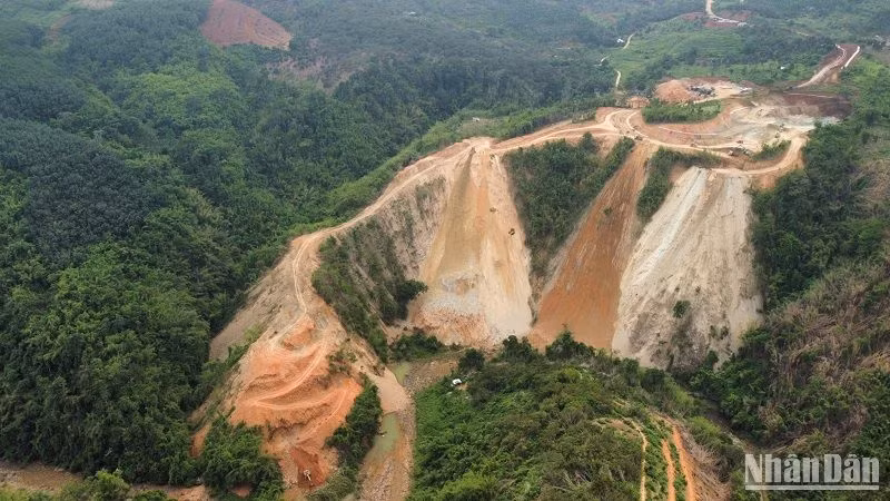 Hiện nhiều công trình tại Đắk Nông đang phải tạm dừng thi công do vướng các quy định liên quan đến tận thu khoáng sản bô-xít và các quy định khác liên quan đến các mỏ đất làm vật liệu thông thường.