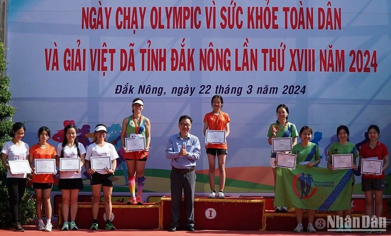 Ban tổ chức đã trao 7 bộ huy chương cho các cá nhân đạt thành tích cao trong Ngày chạy Olympic và Giải Việt dã tỉnh Đắk Nông lần thứ XVIII.