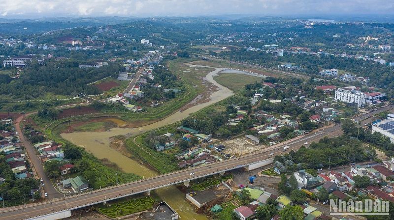 Khu vực Hồ Hạ tại trung tâm thành phố Gia Nghĩa, tỉnh Đắk Nông sau khi Trung tâm Phát triển quỹ đất phối hợp chính quyền địa phương, cơ quan chức năng liên quan bồi thường, thu hồi đất đã được xây dựng bài bản, hiện đại.