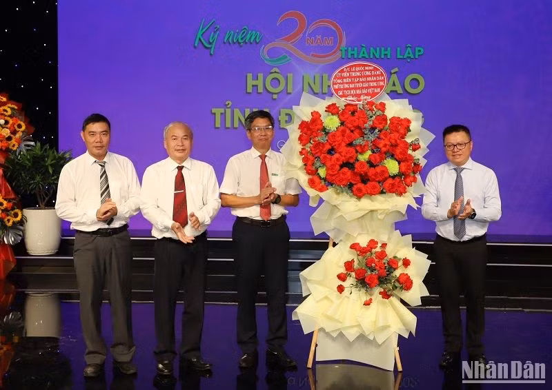 Đồng chí Lê Quốc Minh dự và tặng hoa chúc mừng Hội Nhà báo tỉnh Đắk Nông nhân sự kiện kỷ niệm 20 năm thành lập.