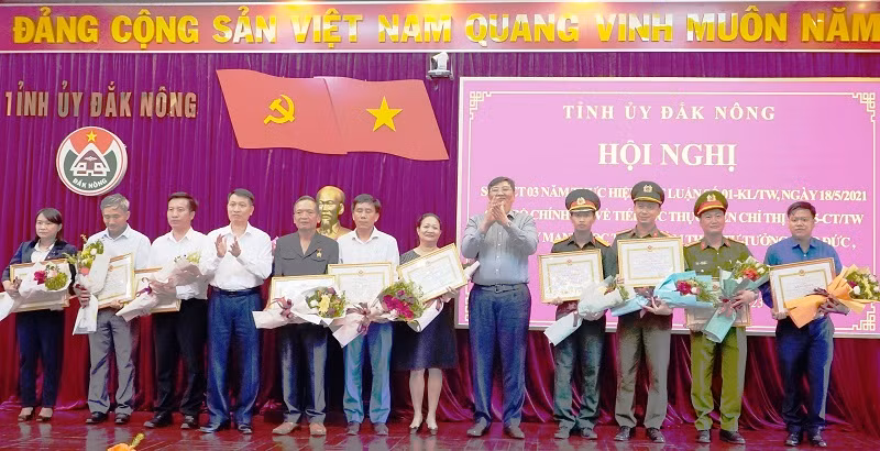 Ủy ban nhân dân tỉnh Đắk Nông tặng Bằng khen 10 tập thể, 9 cá nhân đã có thành tích xuất sắc trong học tập và làm theo tư tưởng, đạo đức, phong cách Hồ Chí Minh.