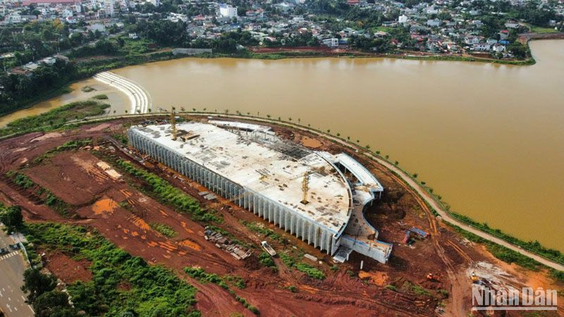 Dự án Quảng trường Trung tâm thành phố Gia Nghĩa là công trình trọng điểm, có ý nghĩa đặc biệt quan trọng để xây dựng Gia Nghĩa trở thành trung tâm kinh tế, chính trị, văn hóa - xã hội của tỉnh Đắk Nông nhưng đã “đắp chiếu” cả năm nay vì nguồn vật liệu san lấp vướng quy hoạch bô xít.