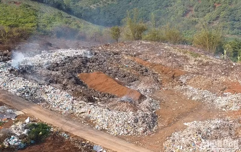 Rác sau khi được thu gom, tập kết về chỉ được xử lý bằng biện pháp chôn lấp thủ công, chưa bảo đảm các quy định về bảo vệ môi trường theo quy định.