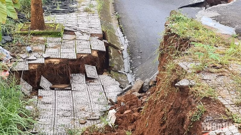 Hiện phần đường gom vẫn tiếp tục sụp xuống và các vị trí khác có nguy cơ sụp thêm.