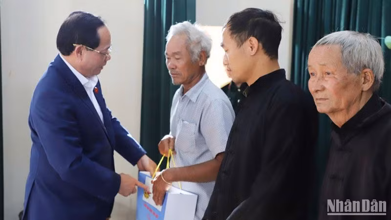 Phó Chủ tịch Quốc hội Trần Quang Phương thăm, chúc Tết nhân dân xã Đắk Ngo, huyện biên giới Tuy Đức, tỉnh Đắk Nông.