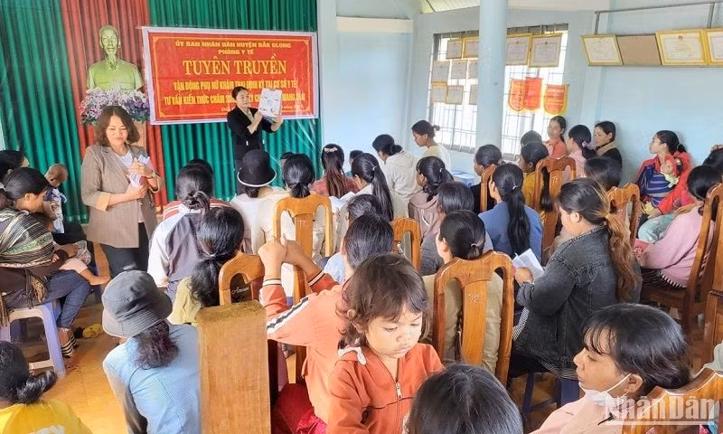 Trung tâm Kiểm soát bệnh tật tỉnh Đăk Nông phối hợp với Phòng Y tế huyện Đắk Glong tổ chức tuyên truyền, tư vấn sức khỏe và phòng ngừa uốn ván sơ sinh cho phụ nữ trong độ tuổi sinh sản trên địa bàn.