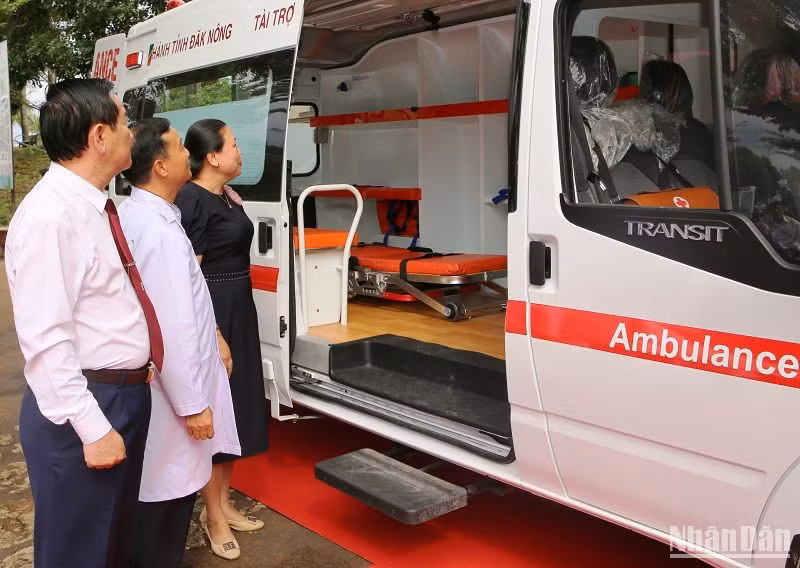 Xe cứu thương trị giá hơn 1,2 tỷ đồng được trích từ nguồn kinh phí dành cho hoạt động an sinh xã hội của Ngân hàng.