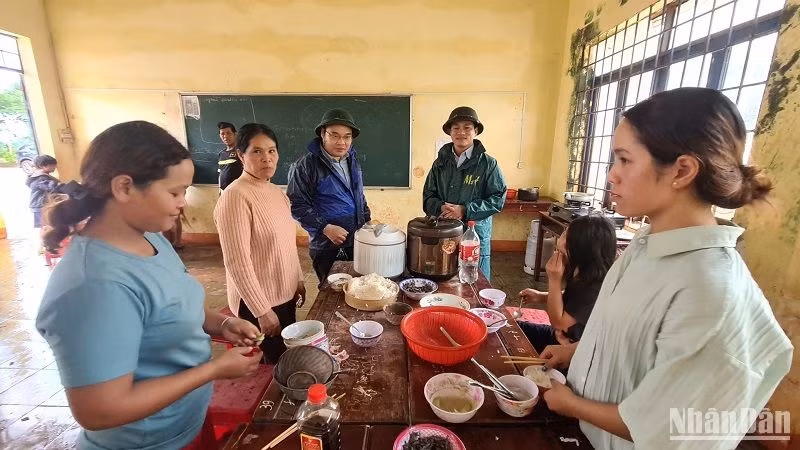 Người dân trong vùng nứt gãy mặt đất được đưa đến tạm trú ở khu vực an toàn, được bảo đảm về nhu yếu phẩm ổn định cuộc sống.