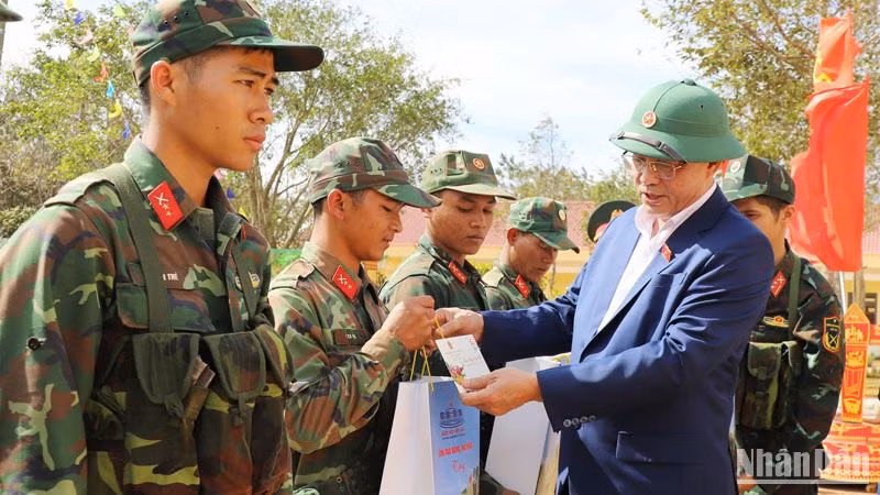 Phó Chủ tịch Quốc hội Trần Quang Phương thăm, chúc Tết tại Đại đội Bộ binh 3, Ban Chỉ huy Quân sự huyện Tuy Đức, Bộ Chỉ huy Quân sự tỉnh Đắk Nông.