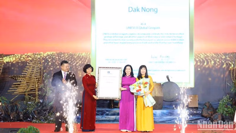 Trao Bằng công nhận danh hiệu Công viên địa chất toàn cầu UNESCO Đắk Nông lần 2, giai đoạn 2024-2027 cho tỉnh Đắk Nông.