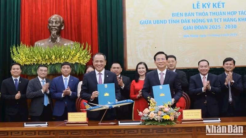 Ủy ban nhân dân tỉnh Đắk Nông ký kết biên bản thỏa thuận hợp tác toàn diện với Vietnam Airlines giai đoạn 2025–2030.