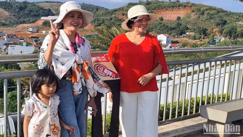 Du khách rất thích thú khi được sử dụng sản phẩm công nghệ mới với bảng bảng check in gắn chip NFC.