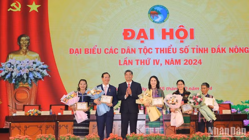 Tặng Bằng khen của Bộ trưởng, Chủ nhiệm Ủy ban Dân tộc cho các tập thể và cá nhân đạt thành tích xuất sắc.