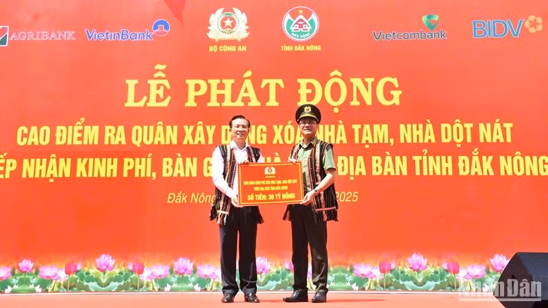 Thứ trưởng Công an Phạm Thế Tùng bàn giao số tiền 30 tỷ đồng để tỉnh Đắk Nông xóa nhà tạm, nhà dột nát cho nhân dân trong tỉnh.