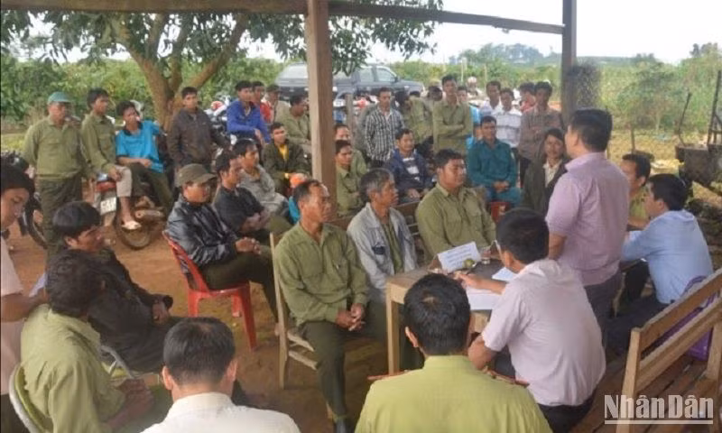 Ban quản lý Vườn quốc gia Tà Đùng Đắk Nông tổ chức tuyên truyền về bảo vệ đa dạng sinh học đến người dân vùng đệm và lực lượng nhận khoán bảo vệ rừng.