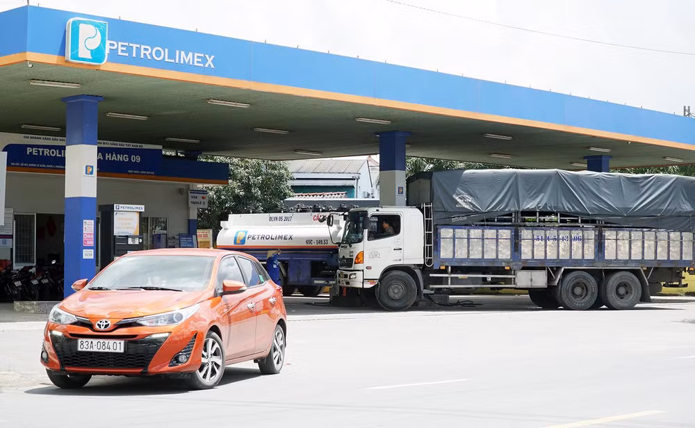 Hoạt động của một cửa hàng kinh doanh xăng dầu tại tỉnh Sóc Trăng.