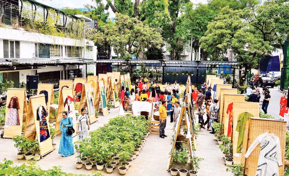 Không gian triển lãm "Áo dài trên con đường di sản" tại Bảo tàng Phụ nữ Việt Nam.