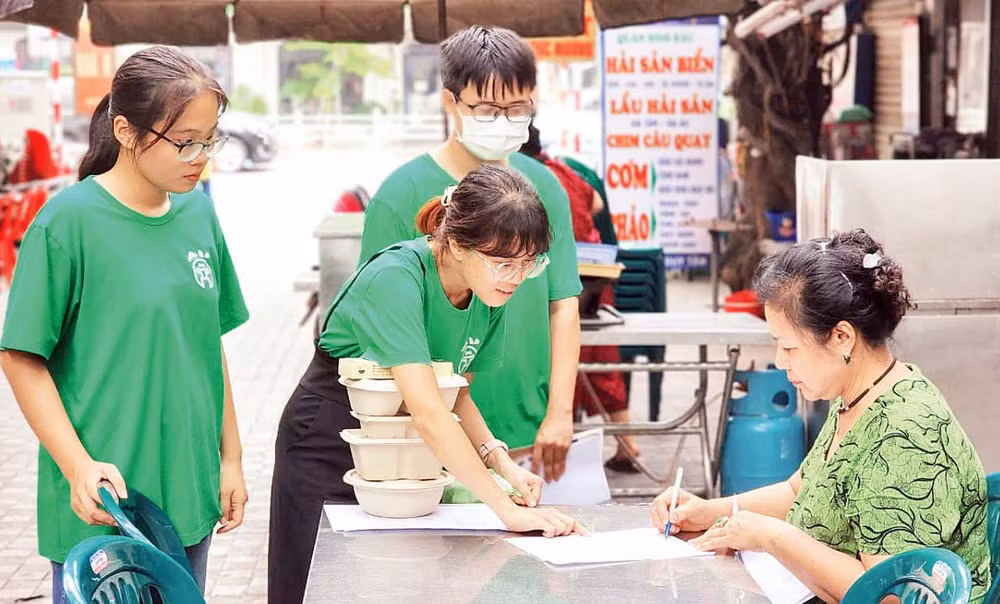 Các tình nguyện viên hướng dẫn người dân tác dụng, ý nghĩa của những sản phẩm thân thiện với môi trường.