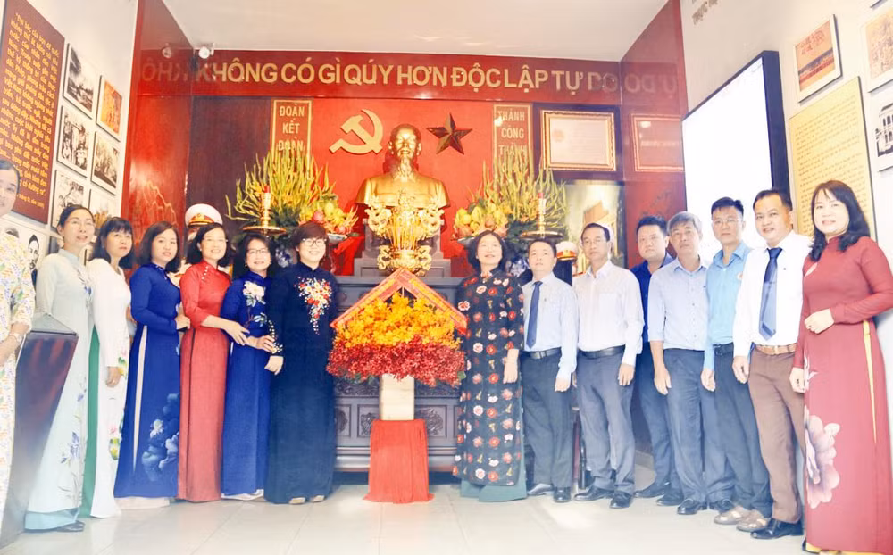 Lãnh đạo Quận 5 thăm Nhà số 5, đường Châu Văn Liêm, nơi Chủ tịch Hồ Chí Minh đã ở trước khi ra nước ngoài tìm đường cứu nước. 