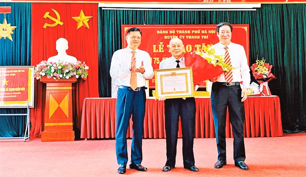 Đảng viên lão thành Lê Tuyến (đảng viên Chi bộ Tổ dân phố số 3, xã Vĩnh Quỳnh, huyện Thanh Trì) nhận Huy hiệu Đảng 75 năm tuổi Đảng vào đúng dịp Quốc khánh 2/9. (Ảnh MAI THOA) 