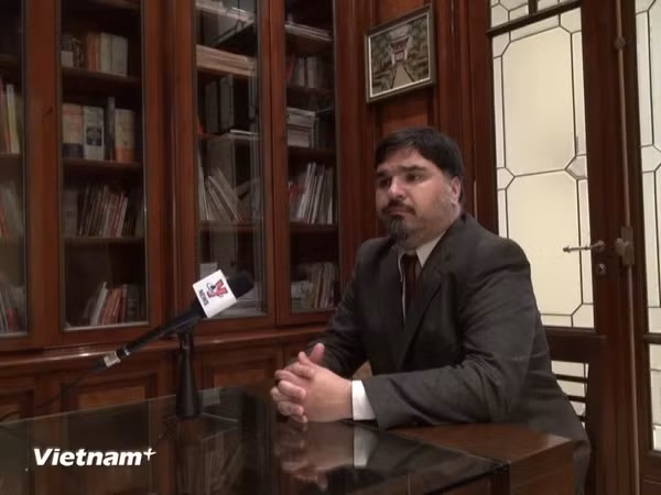 Giáo sư Ezequiel Ramoneda. (Ảnh: Diệu Hương/Vietnam+)