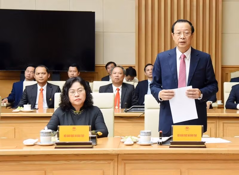 Thứ trưởng Giáo dục và Đào tạo Phạm Ngọc Thưởng báo cáo về tình hình đội ngũ nhà giáo và cán bộ quản lý giáo dục các cấp.