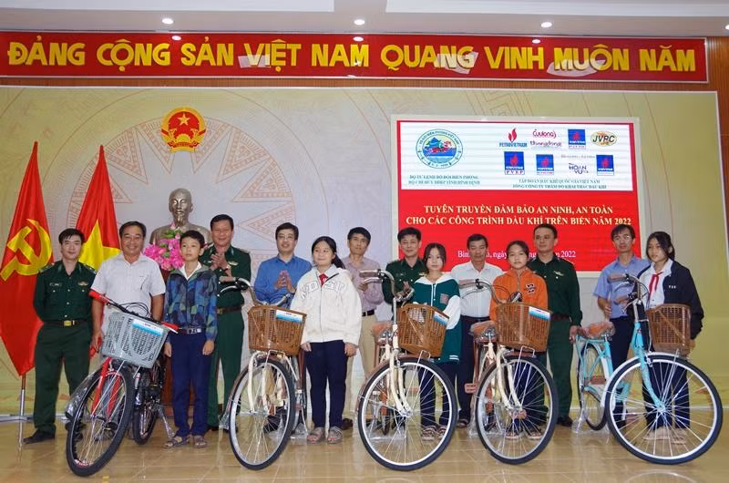 Các đơn vị trao tặng xe đạp cho các em học sinh nghèo vượt khó học giỏi là con em của các gia đình ngư dân tại Bình Định.